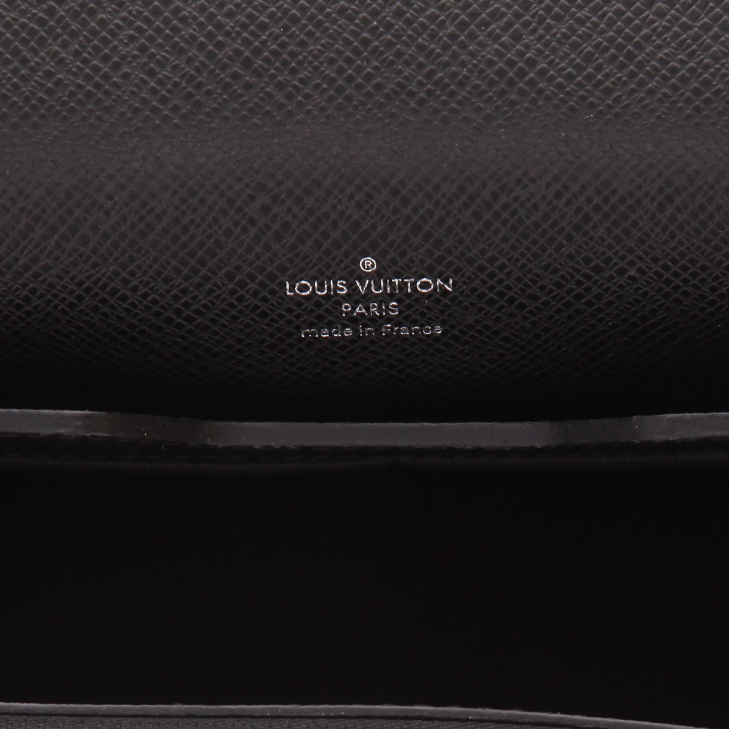 Porte-documents Louis Vuitton  Robusto en cuir taiga noir - Detail D2