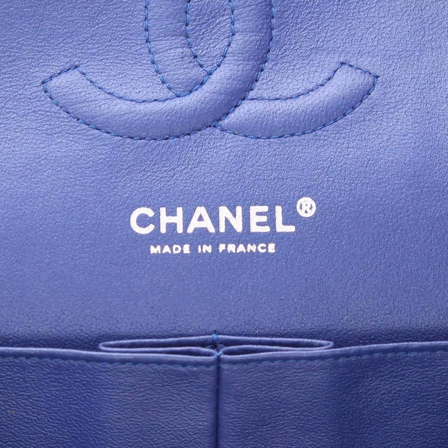 Bolso Chanel «Timeless Classic» de piel charol acolchada en azul petróleo - Detail D2