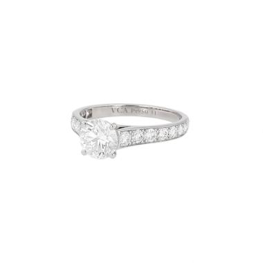 Sortija solitaria Van Cleef & Arpels Romance de platino y diamantes