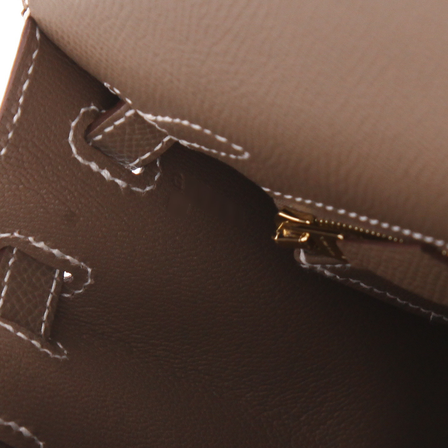 Sac à main Hermès  Kelly 25 cm en cuir epsom étoupe - Detail D4