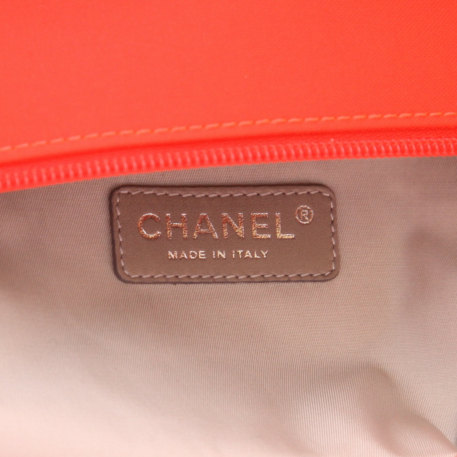 Chanel Paris-Biarritz handbag in orange quilted canvas - Detail D2
