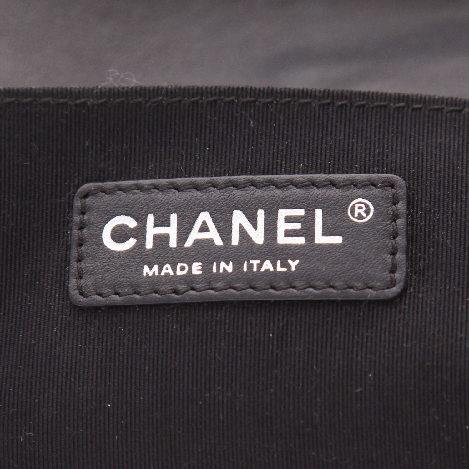 Bolso bandolera Chanel  Boy en charol negro - Detail D2