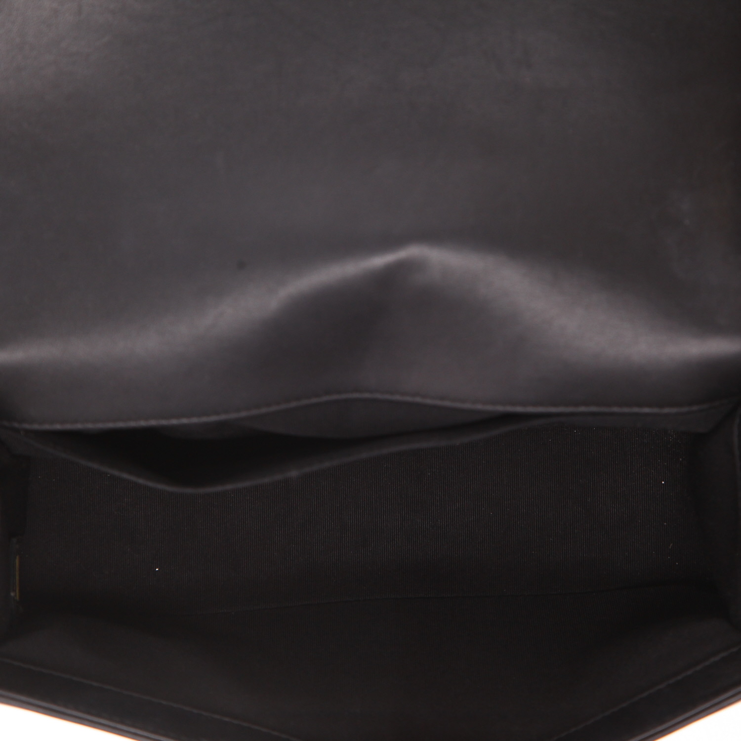 Bolso bandolera Chanel  Boy en charol negro - Detail D3