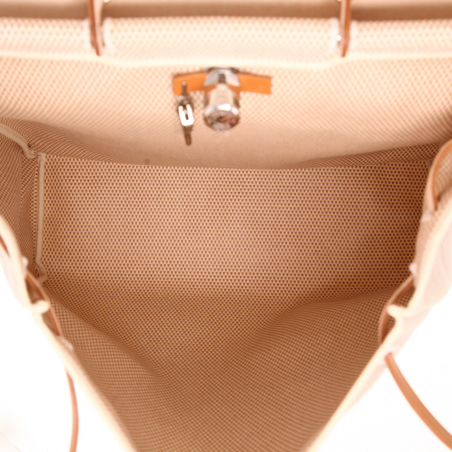 Bolso para llevar al hombro o en la mano Hermès  Herbag en lona beige y vaca Hunter - Detail D3