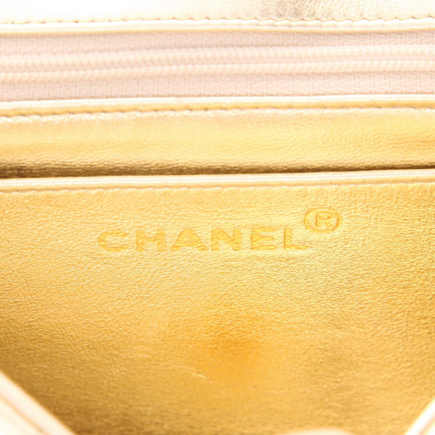 Borsa a tracolla Chanel  Timeless Mini in pelle trapuntata dorata - Detail D2