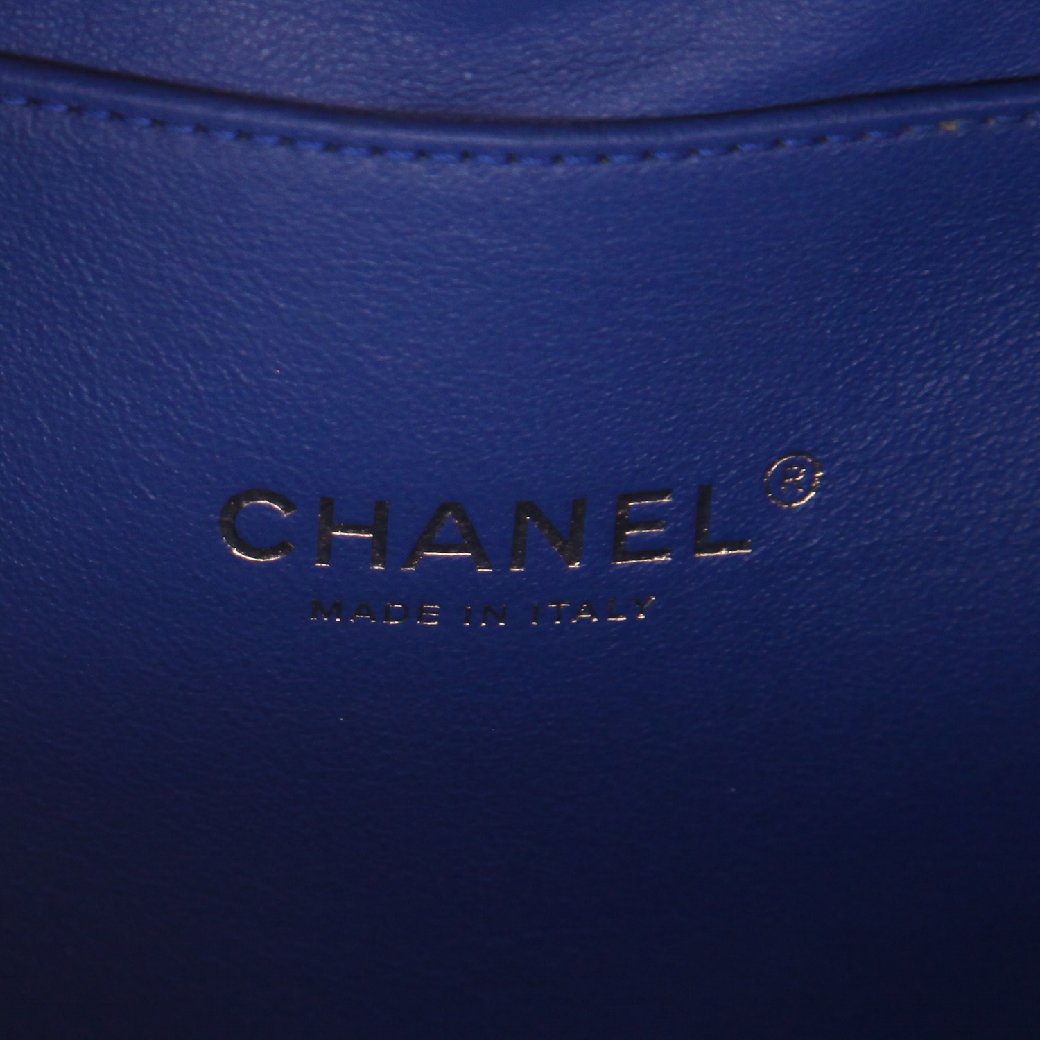 Chanel  Filigree Vanity Case shoulder bag  in blue, white and red quilted grained leather - Detail D2