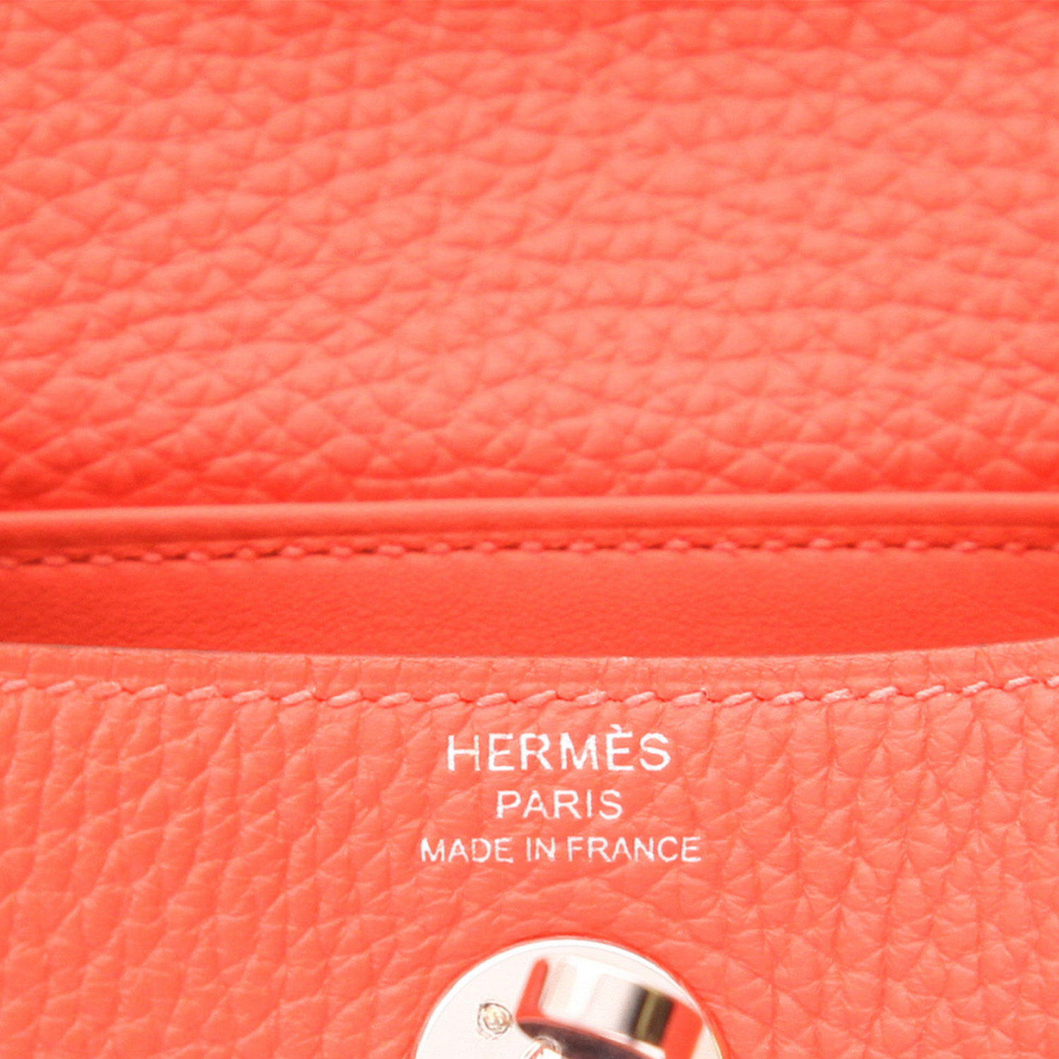 Bolso bandolera Lindy de Hermès en piel Togo naranja - Detail D2