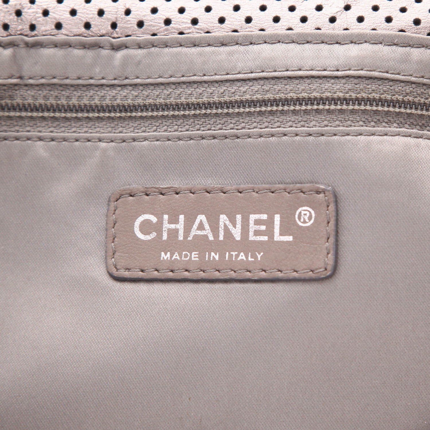 Sac à main Chanel  2.55 en cuir argenté - Detail D2