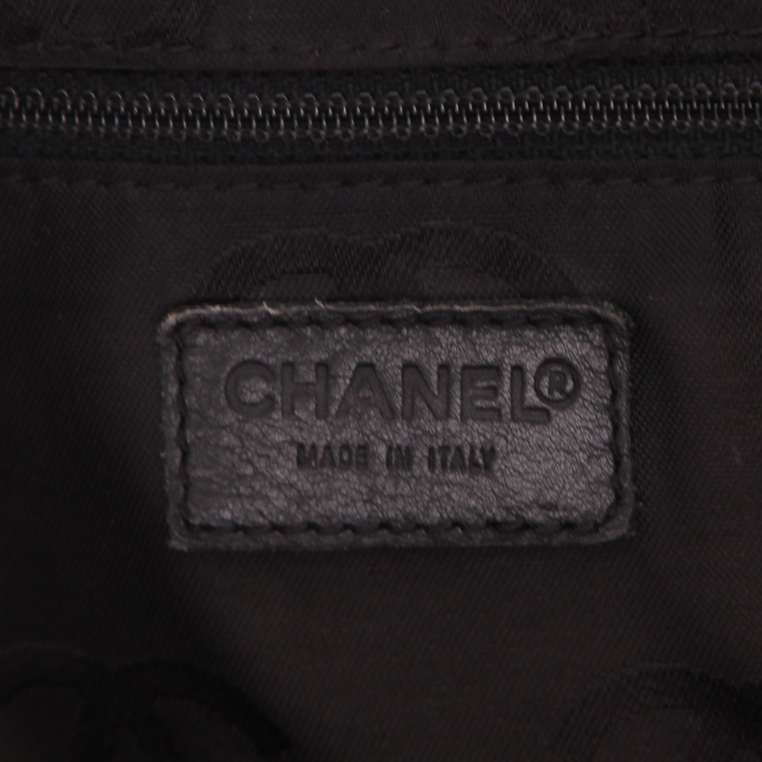Bolso de mano Chanel  Boston en cuero negro - Detail D2