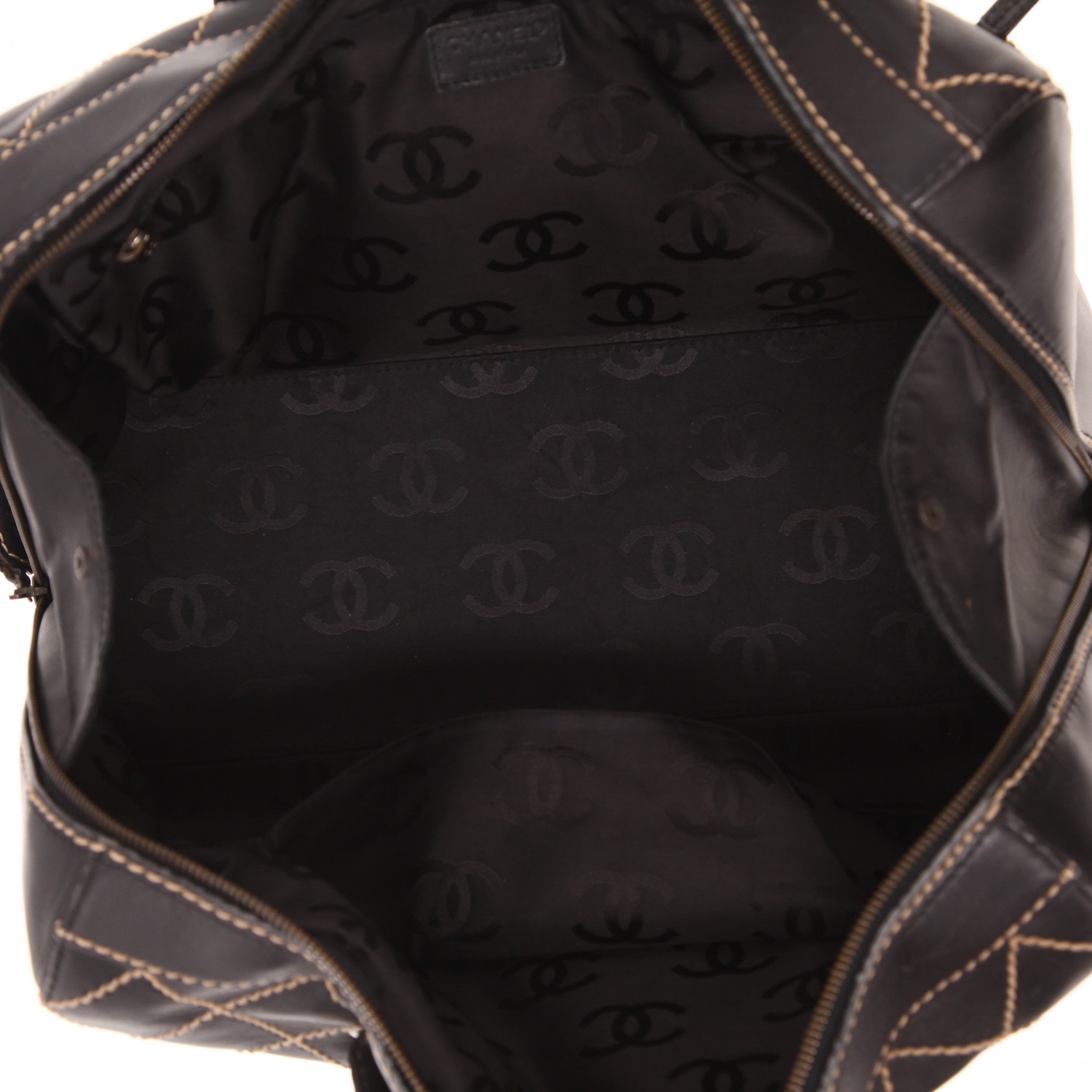 Sac à main Chanel  Boston en cuir noir - Detail D3