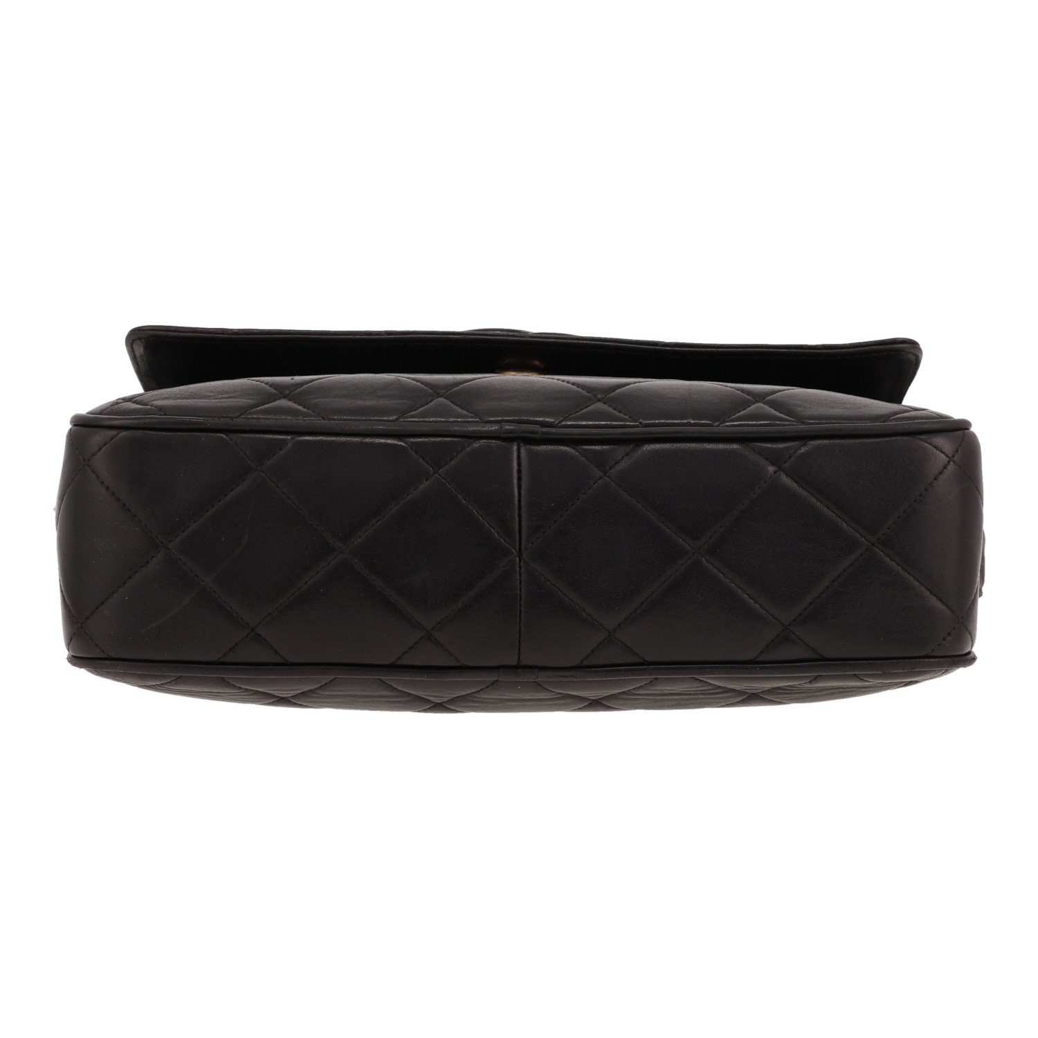 Vintage Chanel shoulder bag in black quilted leather - Detail D1