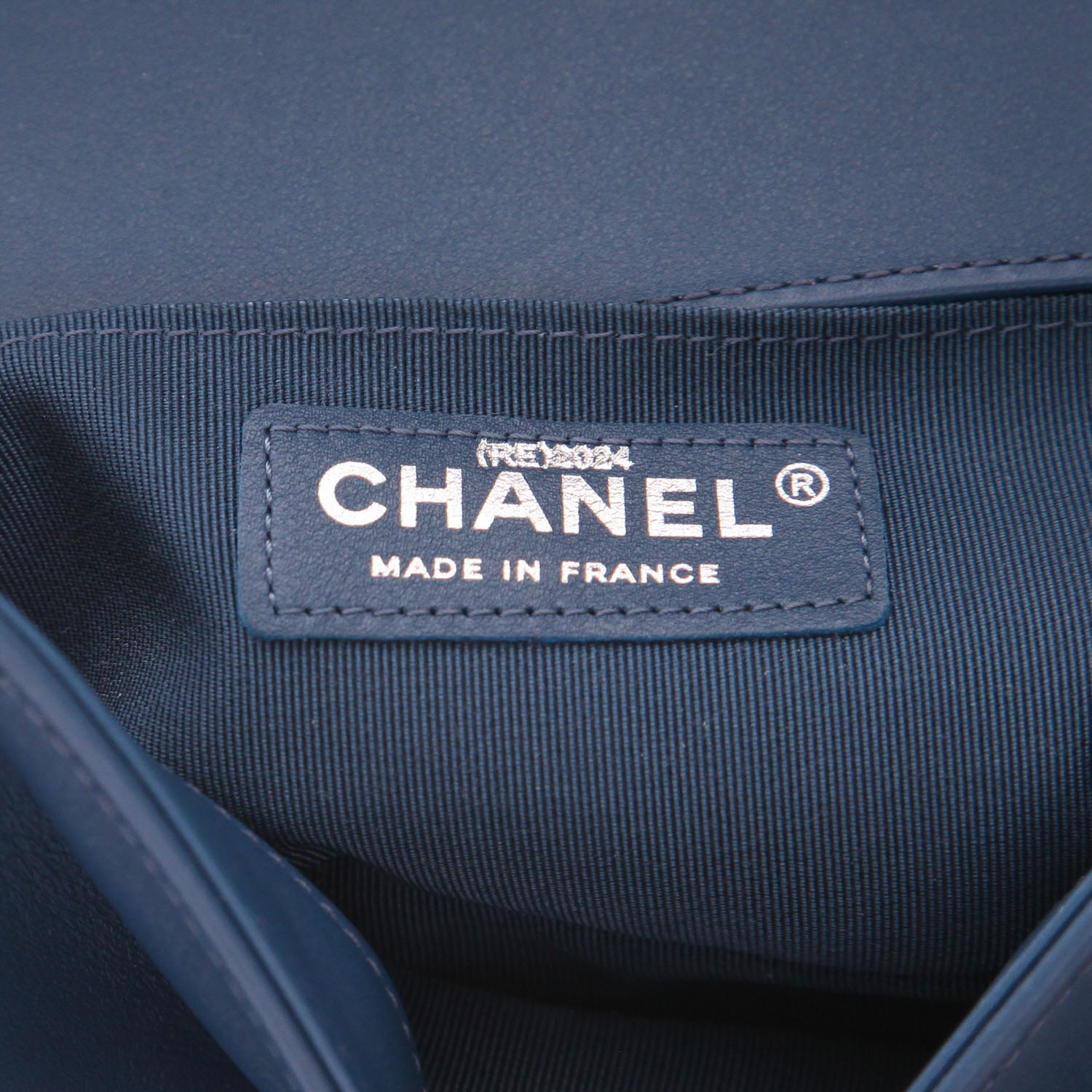 Sac bandoulière Chanel  Boy petit modèle  en cuir matelassé chevrons bleu - Detail D2