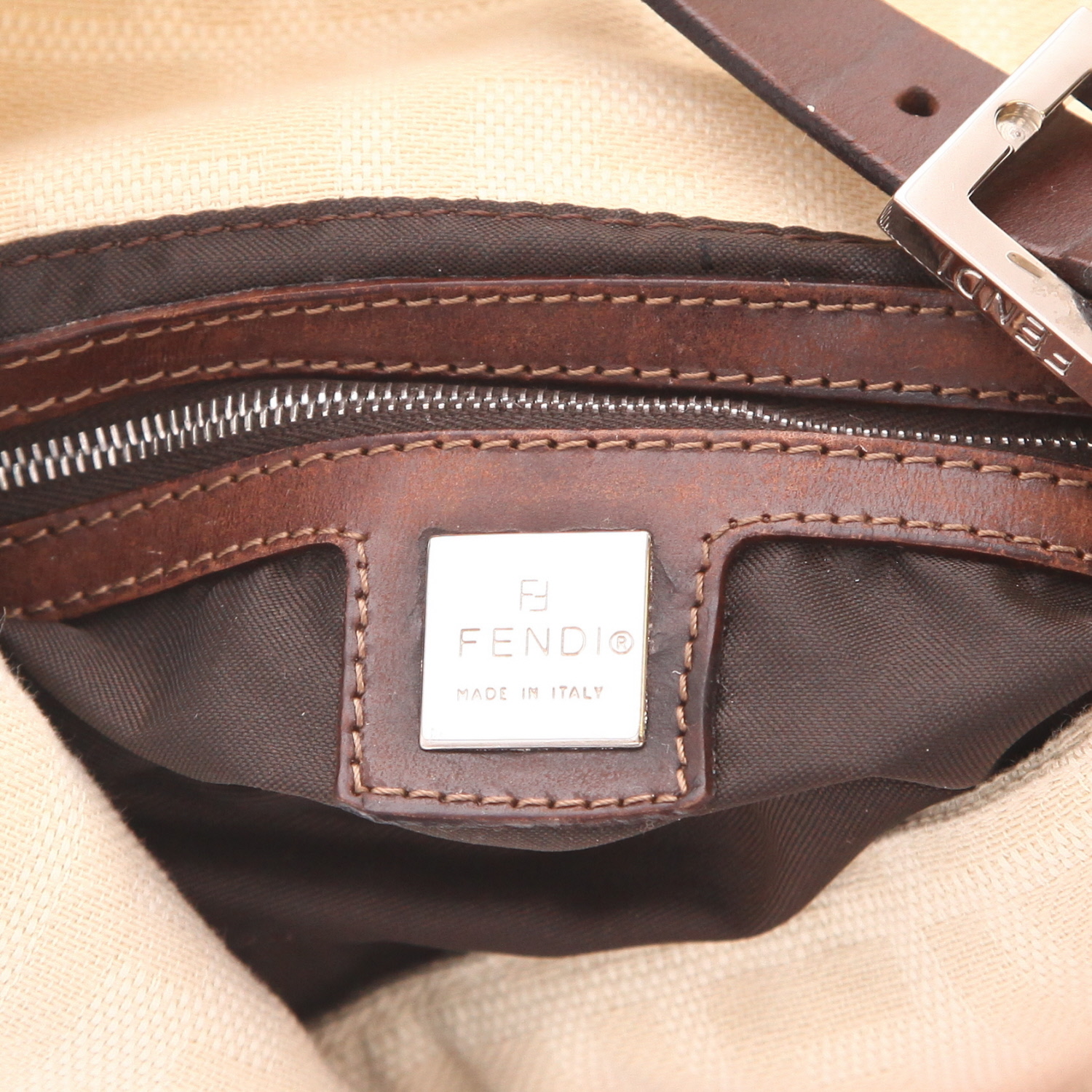 Bolso Fendi «Baguette» de lona con monograma en color crema y piel marrón - Detail D2