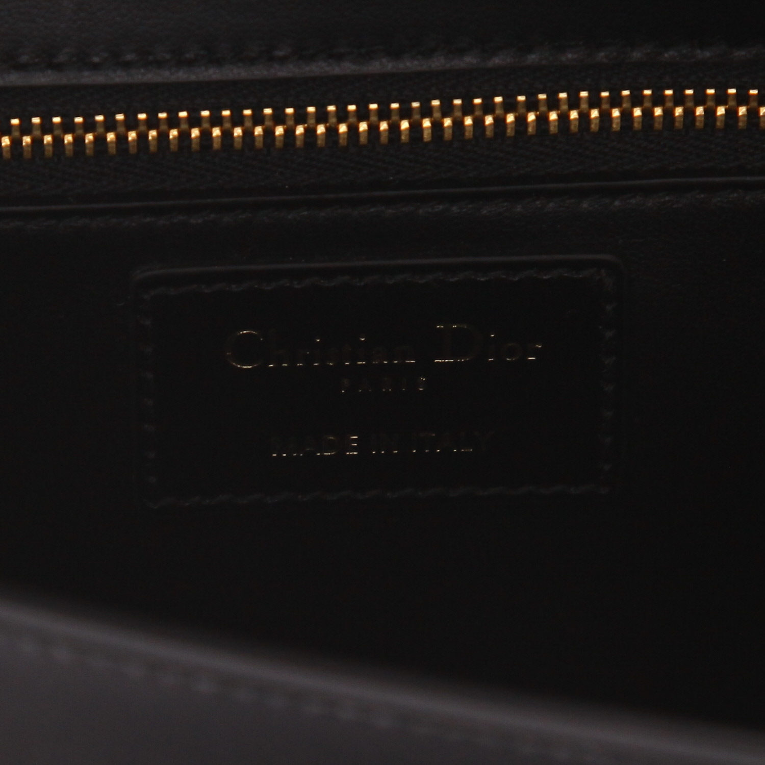 Bolso de mano Dior  30 Montaigne en cuero negro - Detail D2