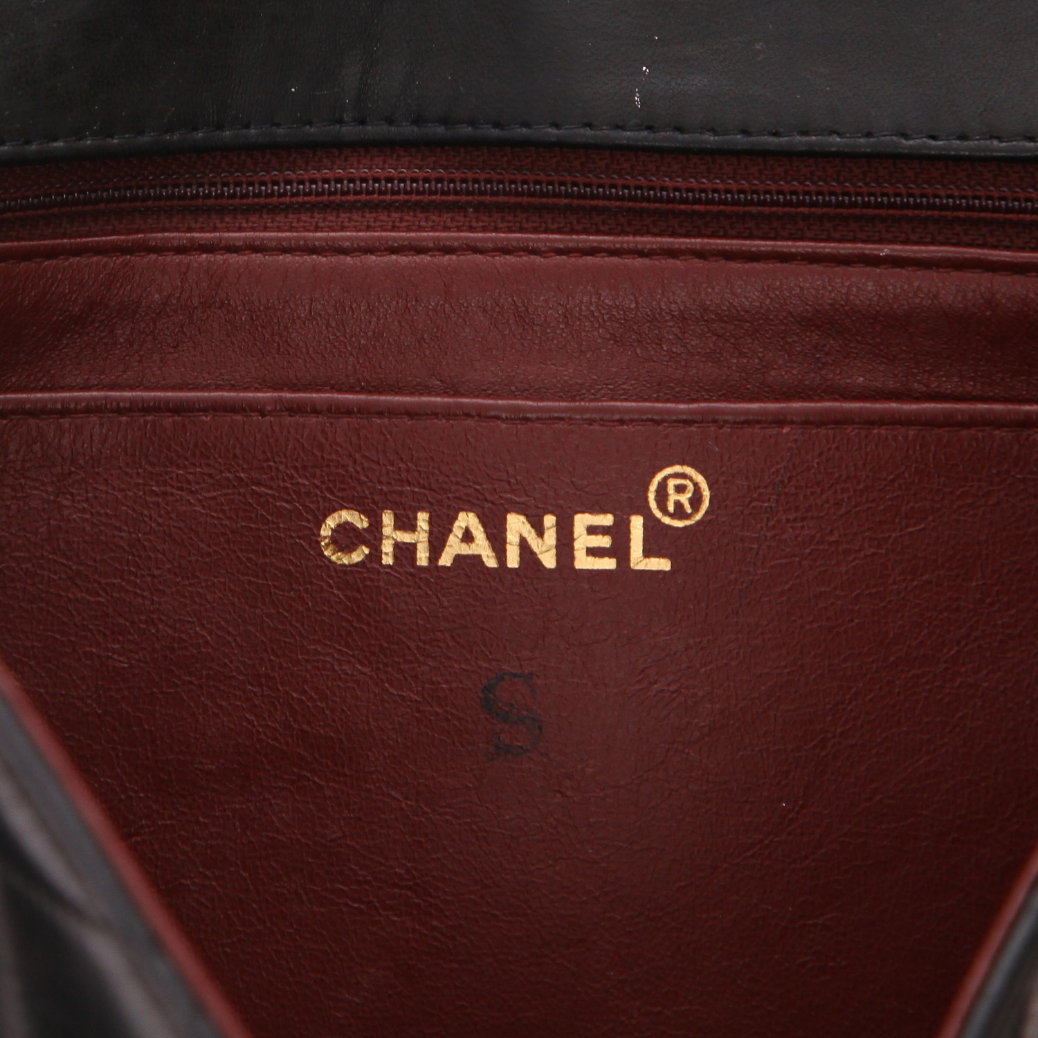 Bolso bandolera Chanel Diana de piel acolchada negra - Detail D2
