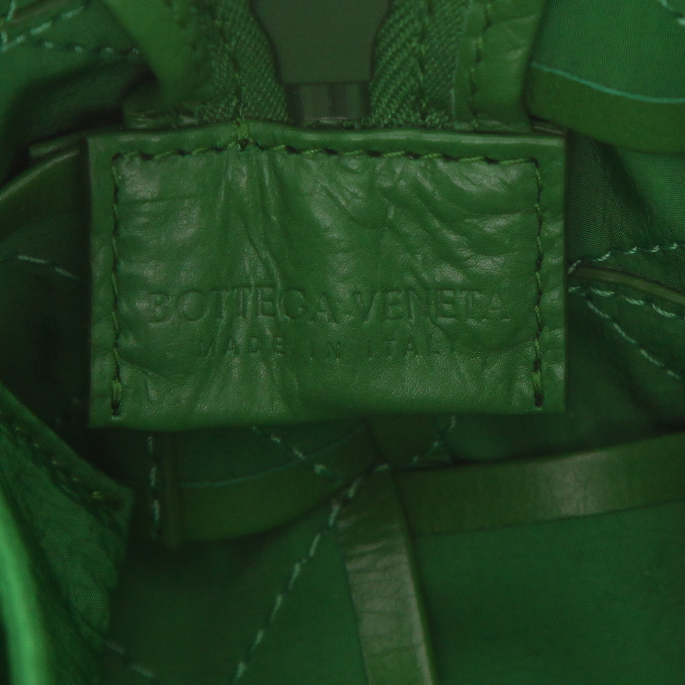 Pochette Bottega Veneta   en cuir intrecciato vert - Detail D2