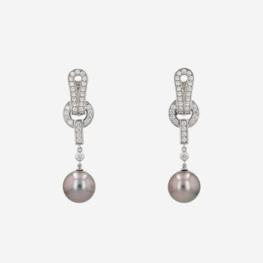 Paire de boucles d'oreilles Cartier Agrafe en or blanc, diamants et perles de culture de Tahiti