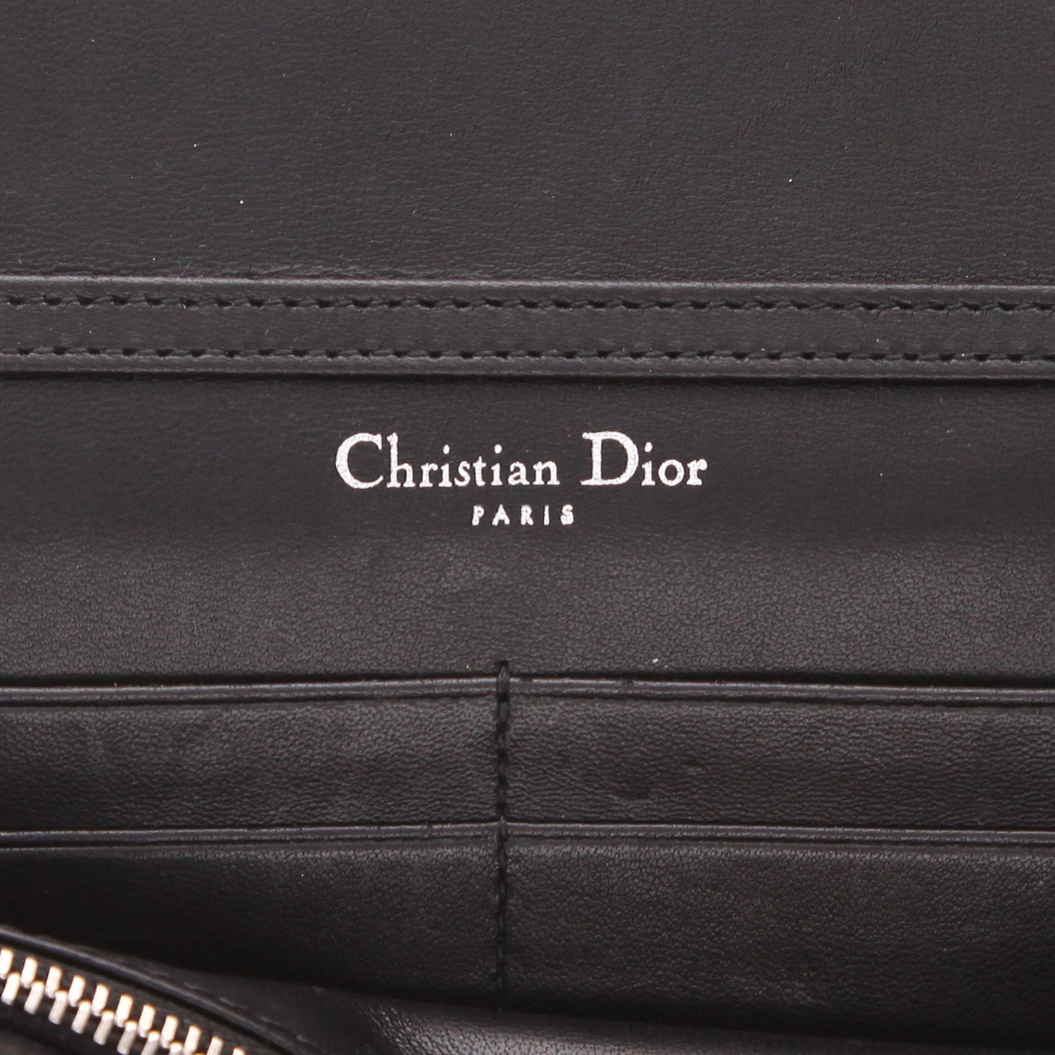 Sac bandoulière Dior  Diorama Wallet on Chain en cuir grainé noir - Detail D2