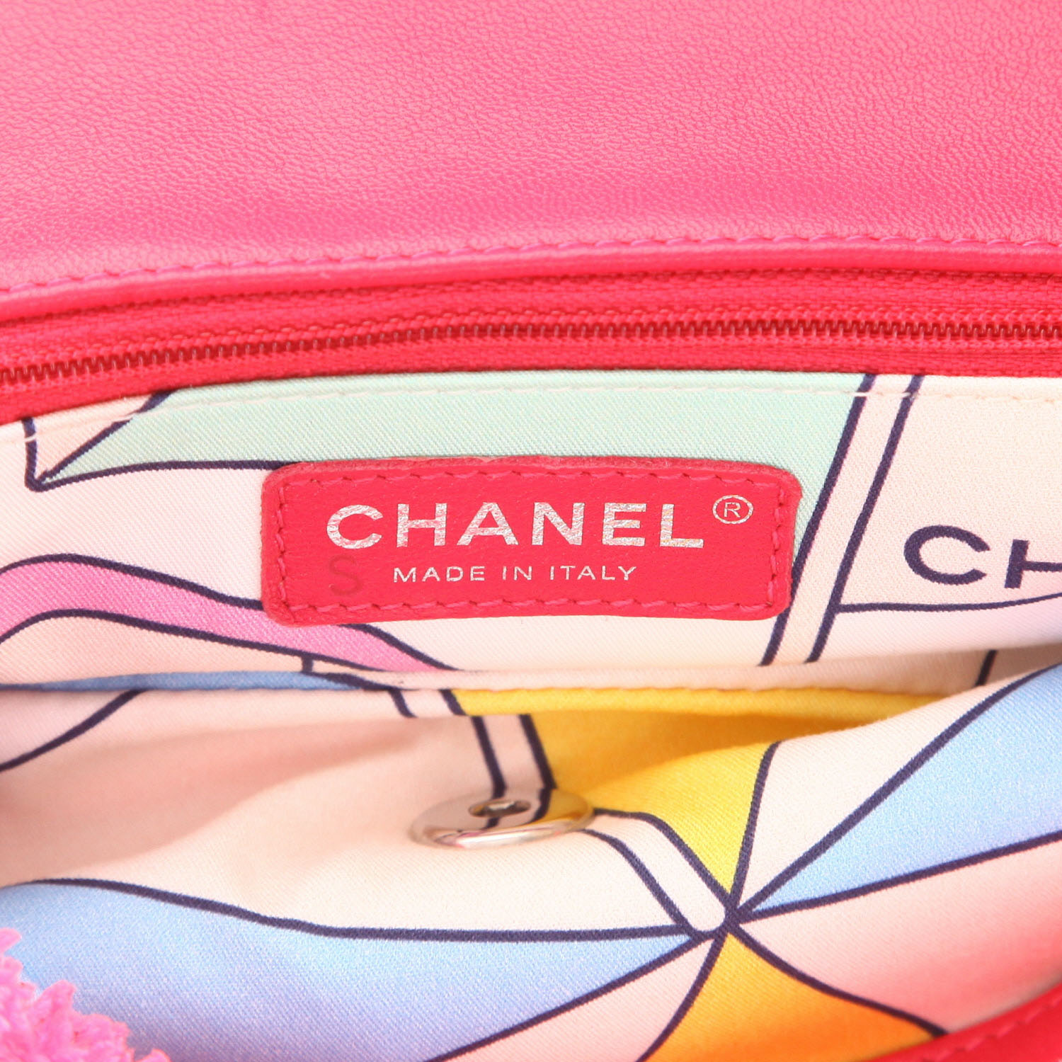 Chanel  Timeless Classic handbag  in pink terry fabric - Detail D2