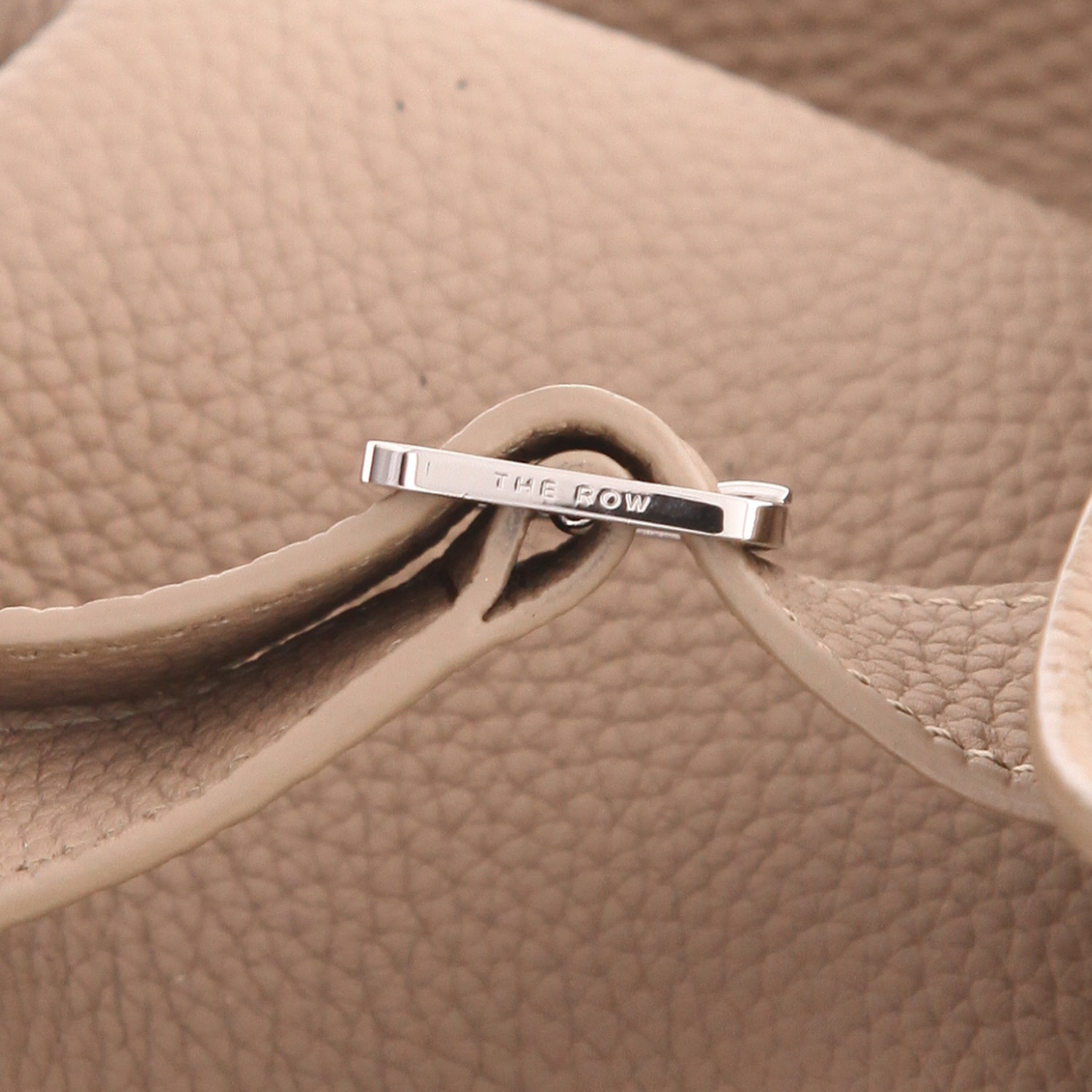 Bolso de mano The Row Soft Margaux 15 de piel granulada beige - Detail D2