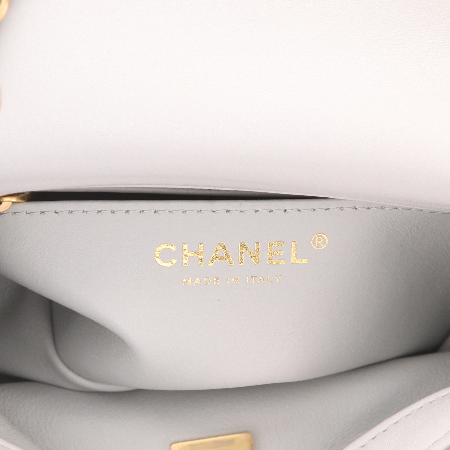 Sac bandoulière Chanel  Timeless Mini en cuir matelassé bleu-ciel - Detail D2