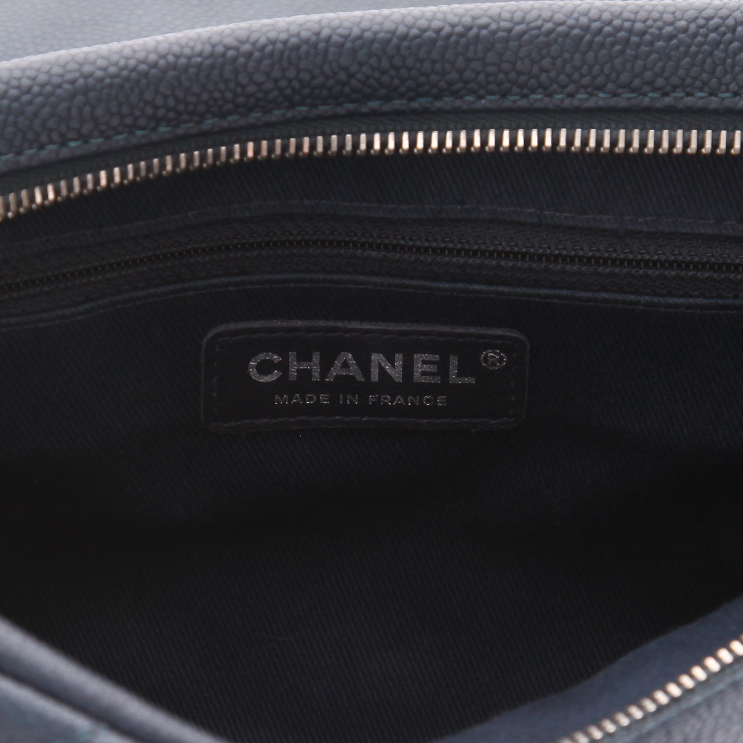 Sac à main Chanel  Sac à rabat en cuir grainé matelassé bleu - Detail D2