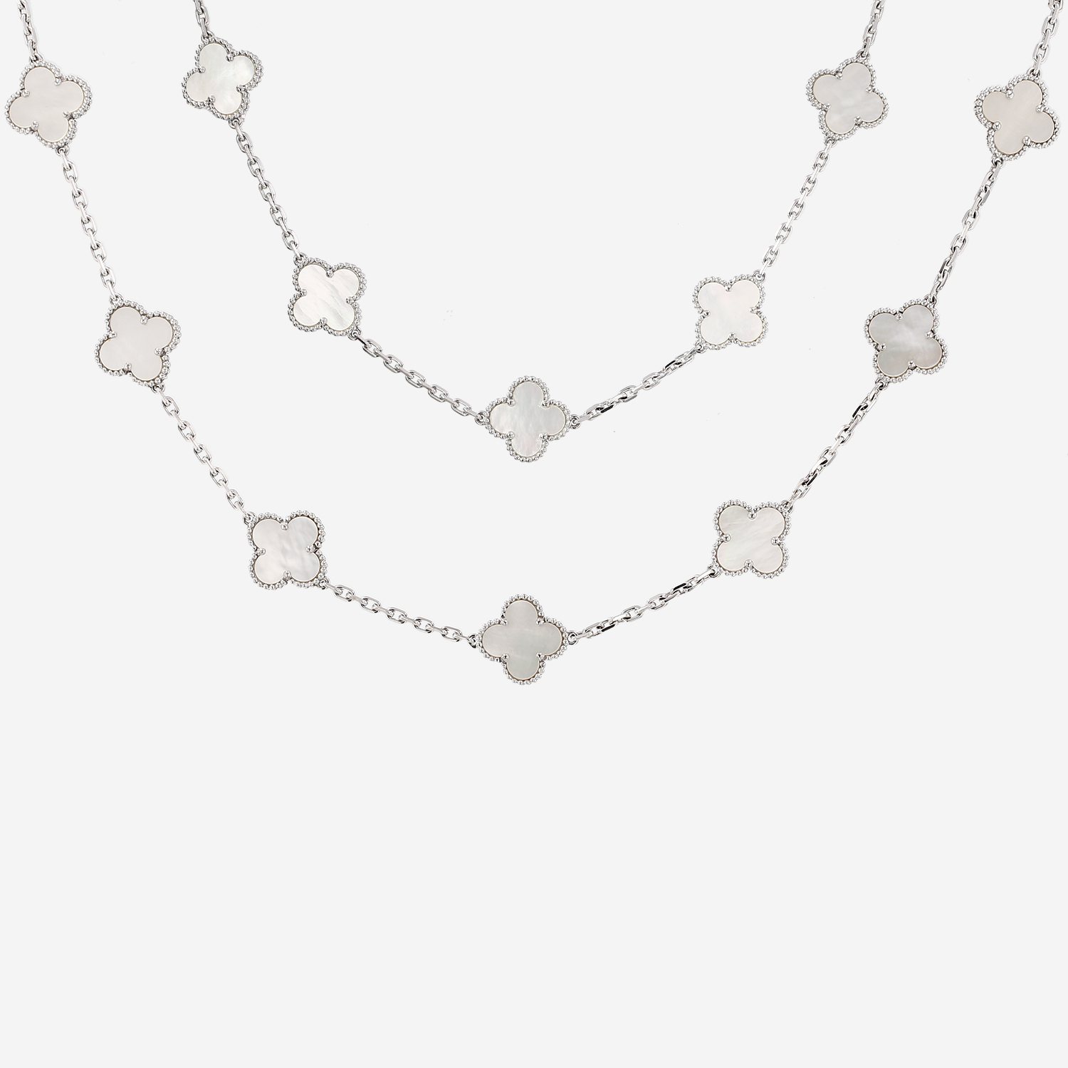 Collar largo «Vintage Alhambra» de Van Cleef & Arpels, en oro blanco y nácar