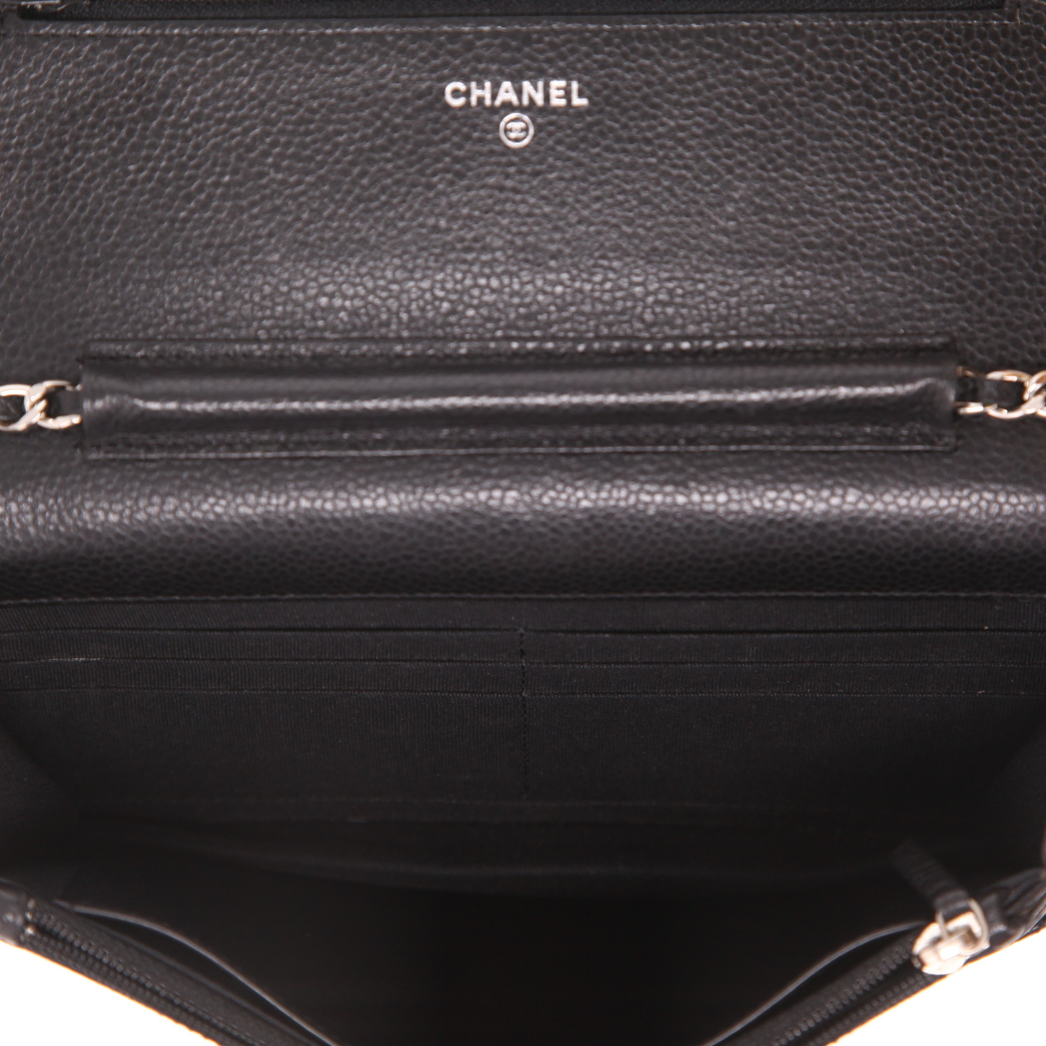 Sac bandoulière Chanel  Wallet on Chain en cuir grainé matelassé noir - Detail D3