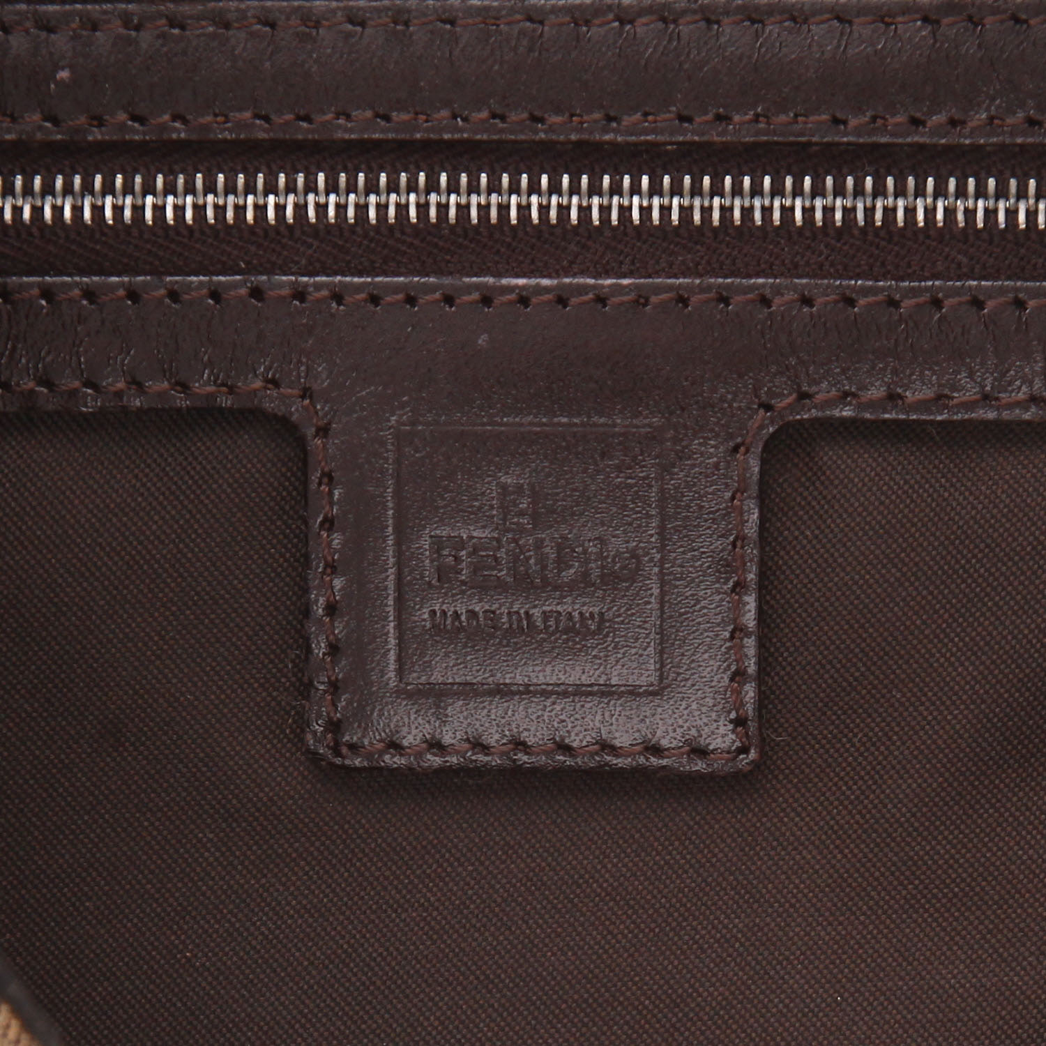 Sac à main Fendi  Mamma Baguette en toile siglée marron et cuir marron - Detail D2