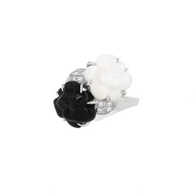 Anello Chanel Camelia in oro bianco, agata e onice