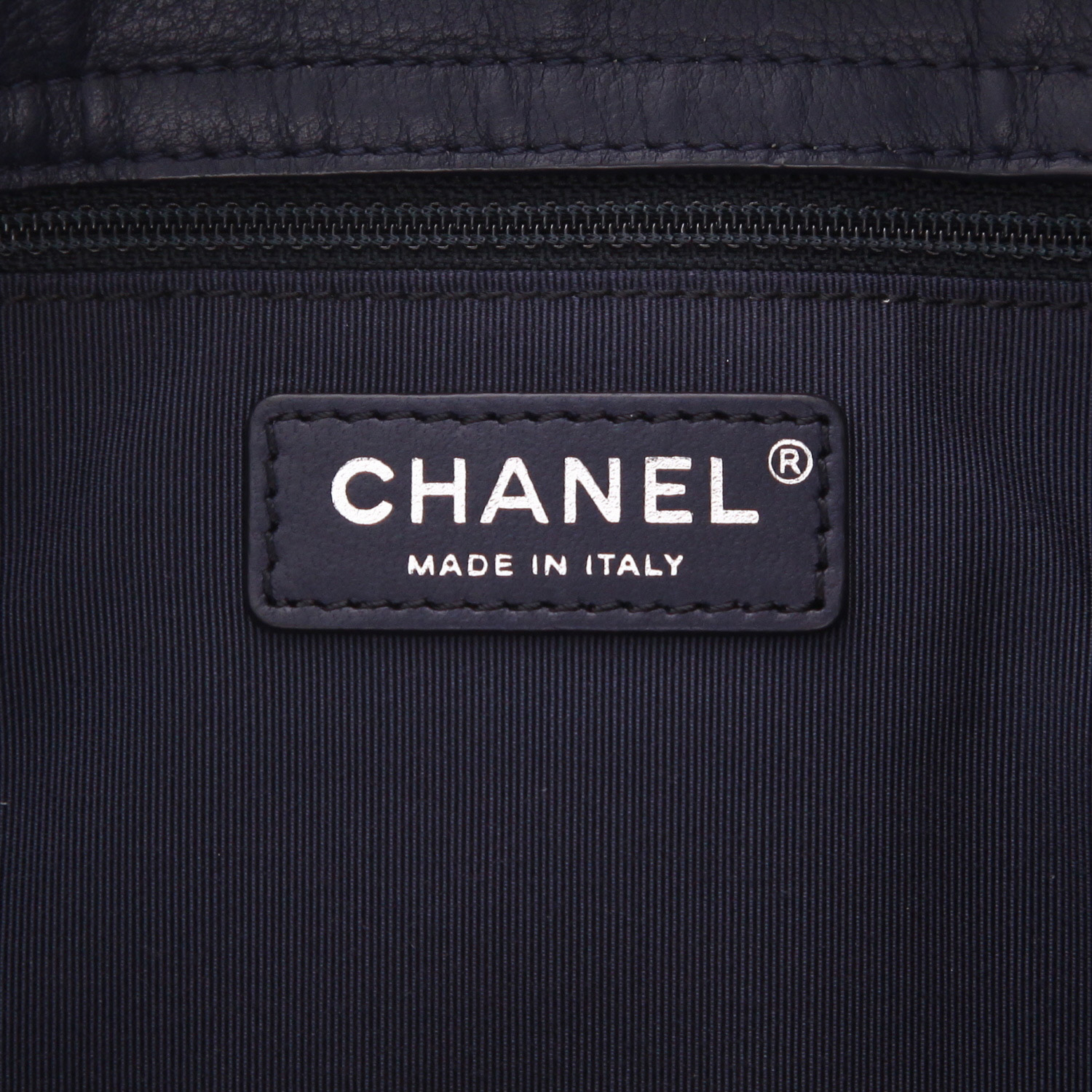 Borsa shopping Chanel GST in pelle martellata trapuntata blu navy - Detail D2