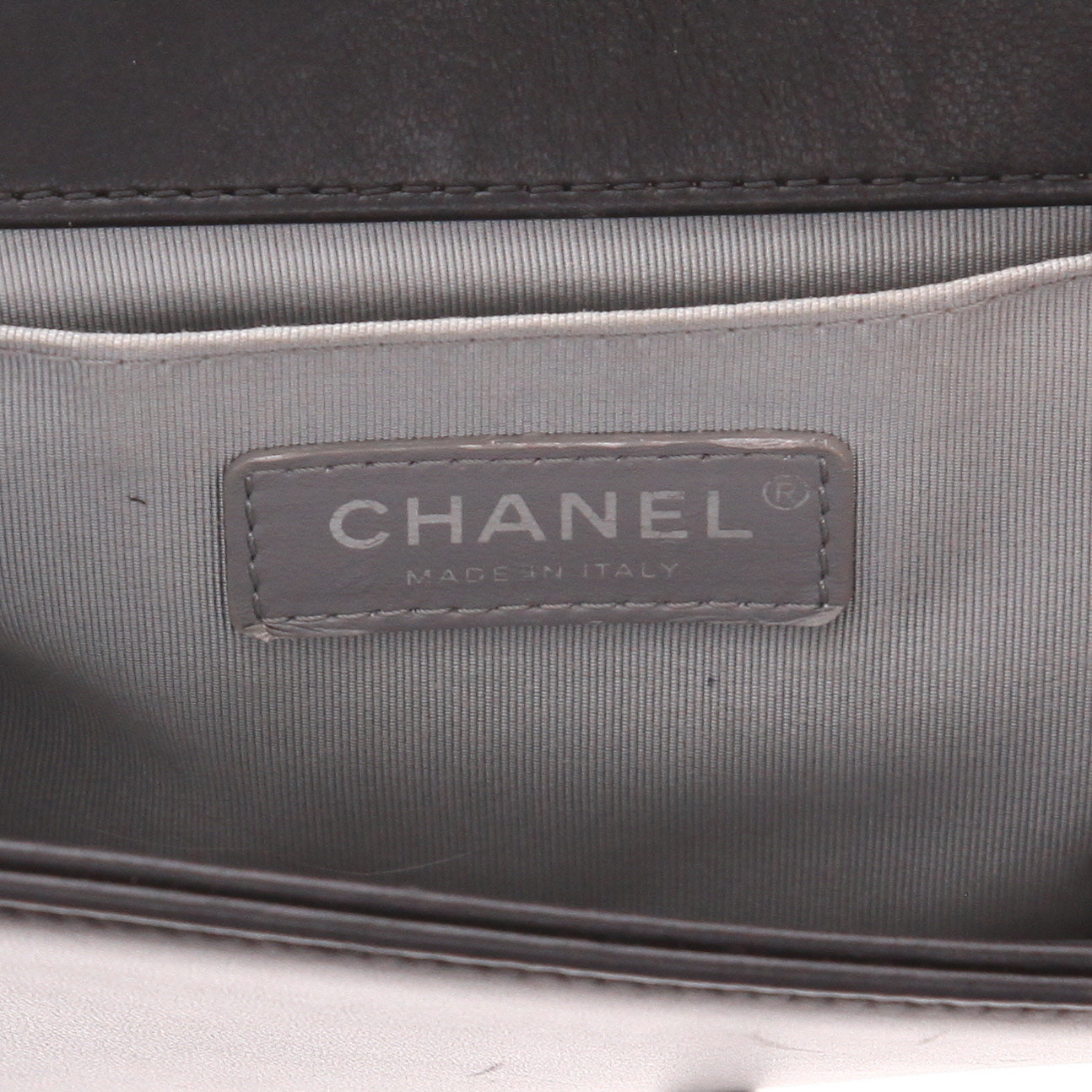 Sac bandoulière Chanel  Boy en cuir matelassé noir - Detail D2