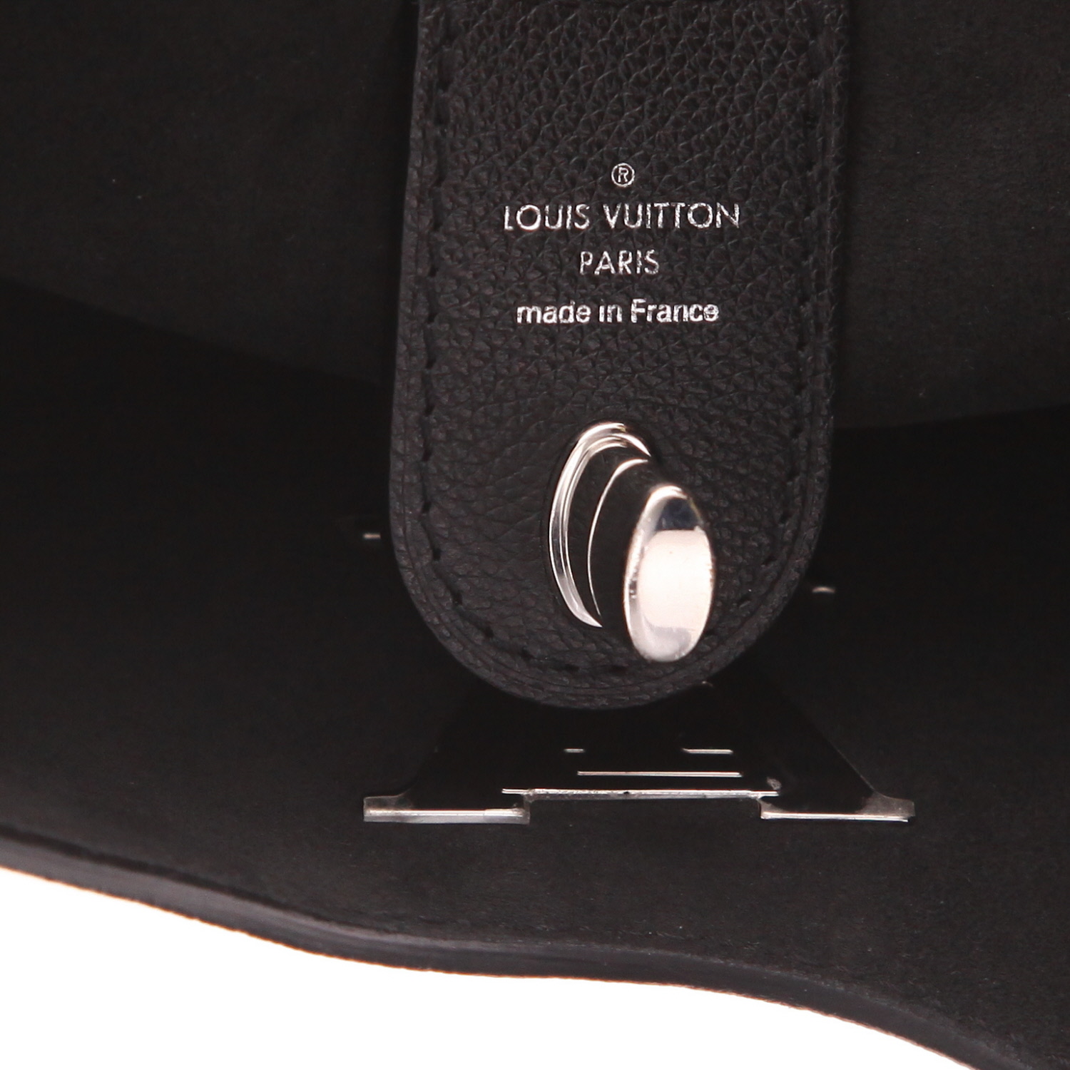 Borsa a tracolla Louis Vuitton Lockme in pelle martellata nera - Detail D2