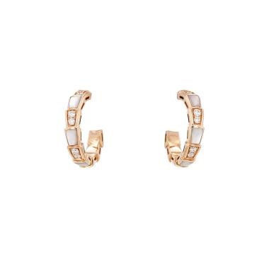 Paire de petites créoles Bulgari Serpenti Viper en or rose, diamants et nacre
