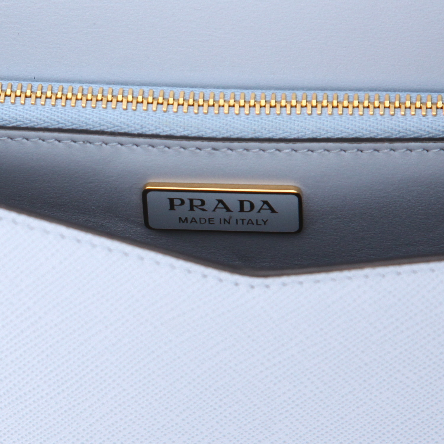 Sac bandoulière Prada   en cuir saffiano bleu - Detail D2