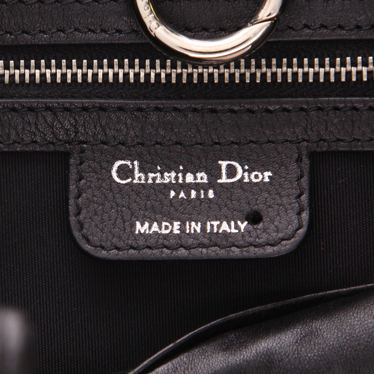 Sac à main Dior  61 en cuir noir - Detail D2