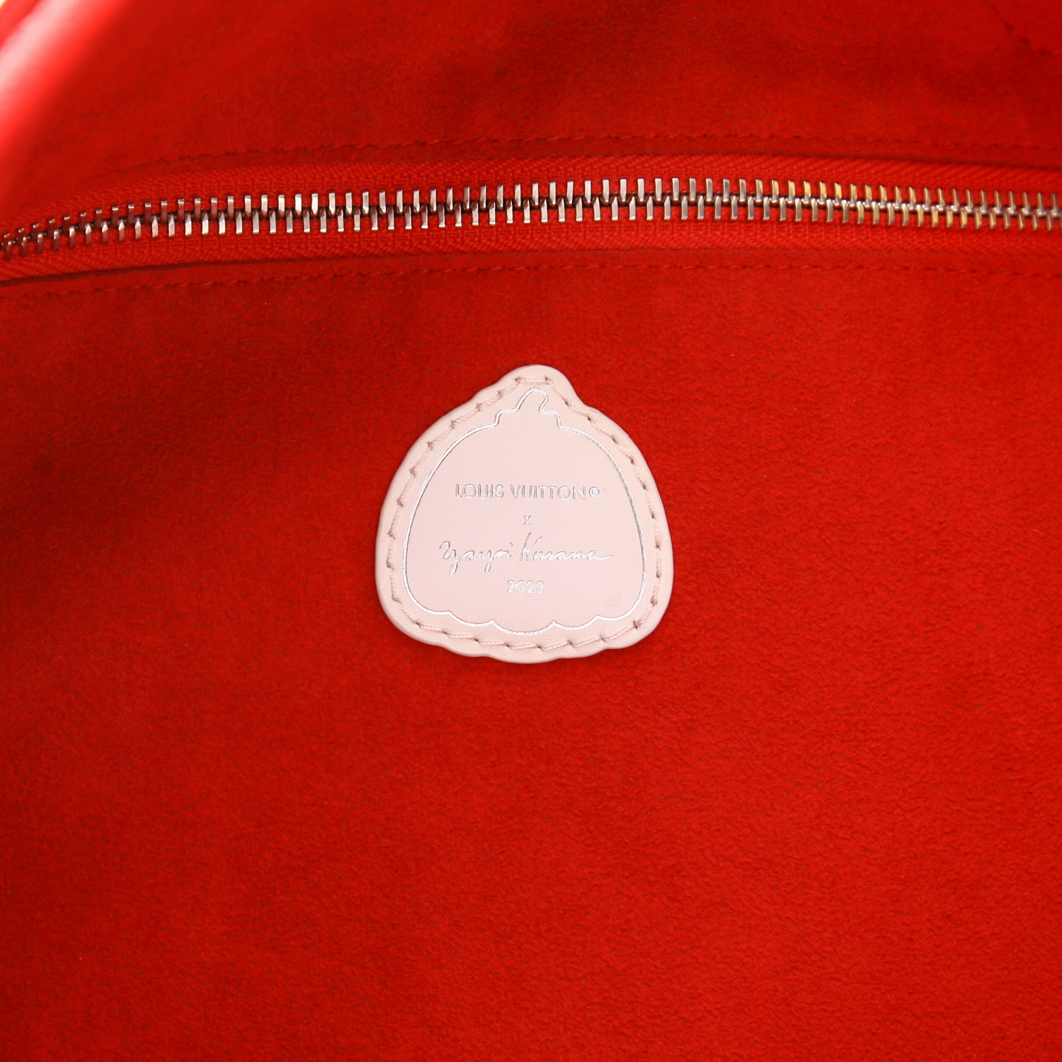 Sac cabas Louis Vuitton  Neverfull Editions Limitées moyen modèle  en cuir monogram empreinte rouge et blanc - Detail D2