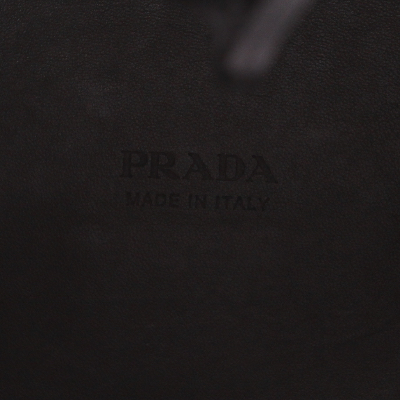 Prada handbag in black leather - Detail D2
