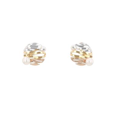 Paire de boucles d'oreilles Mikimoto  en 3 ors et perles de culture