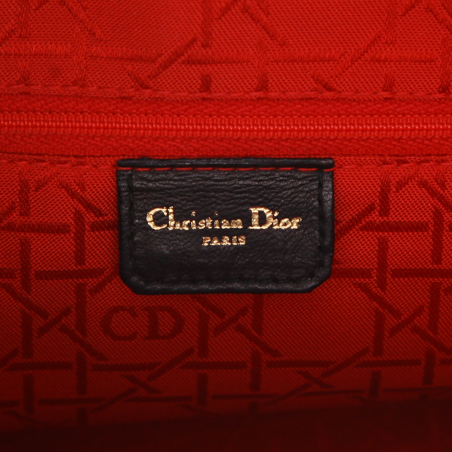 Sac à main Dior  Lady Dior en cuir verni noir - Detail D2