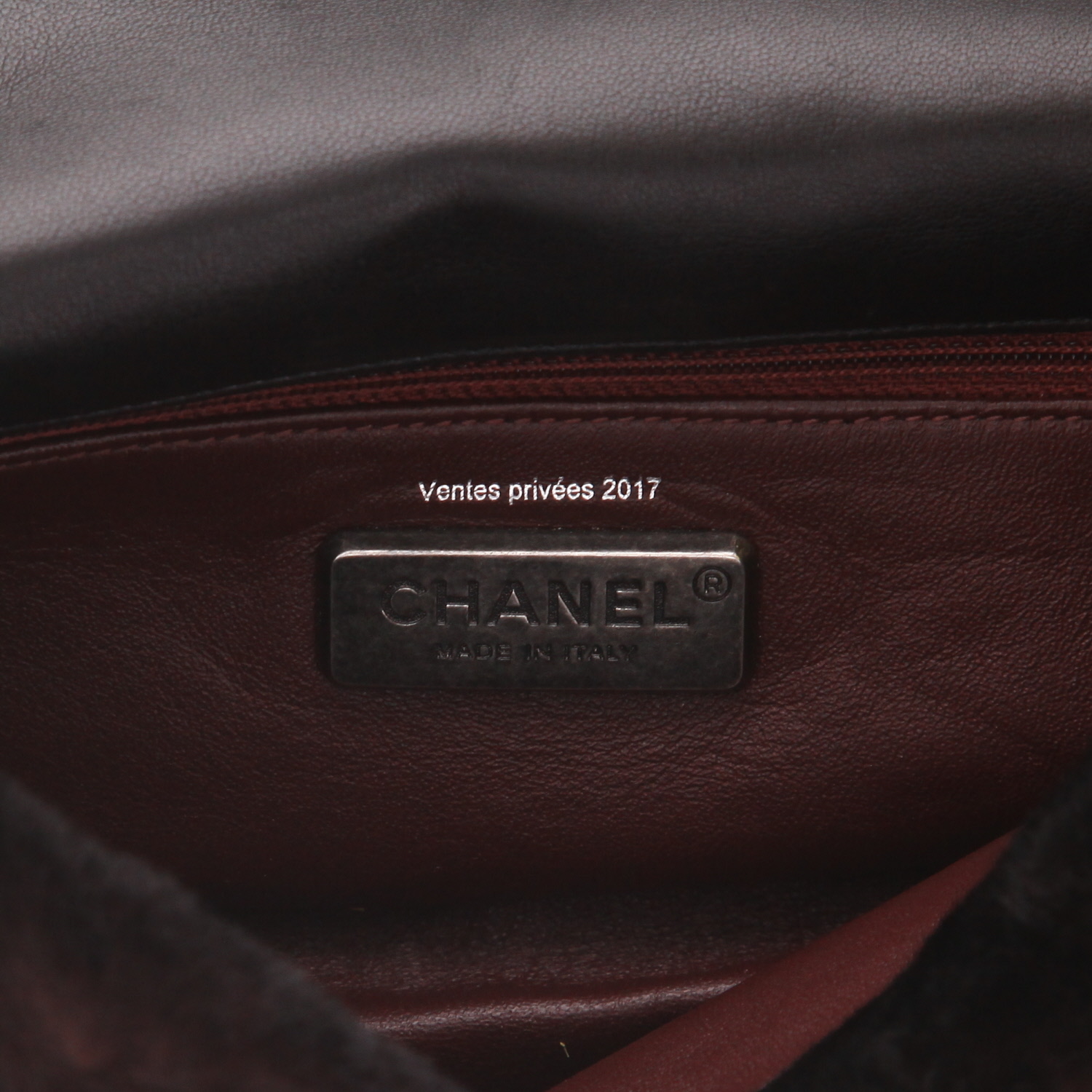 Chanel handbag   in brown fur - Detail D2