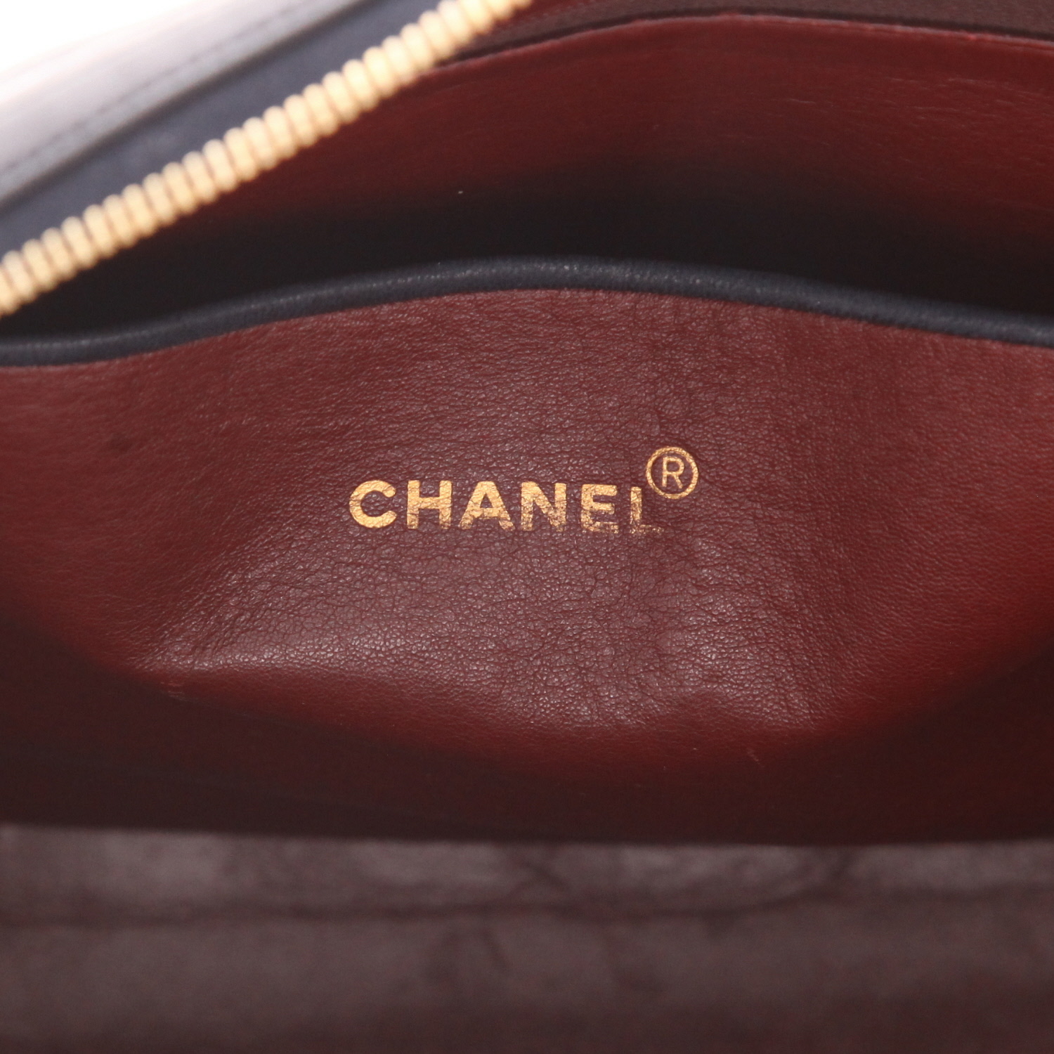 Chanel Camera handbag in Bleu Marine quilted leather - Detail D2