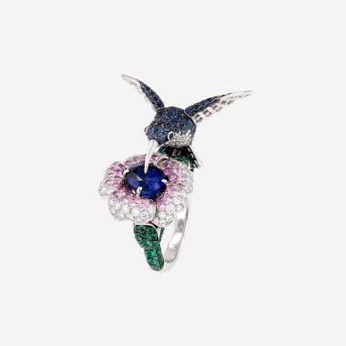 Anillo «Hopi le Colibri» de Boucheron, en oro blanco, piedras de colores y diamantes con zafiro