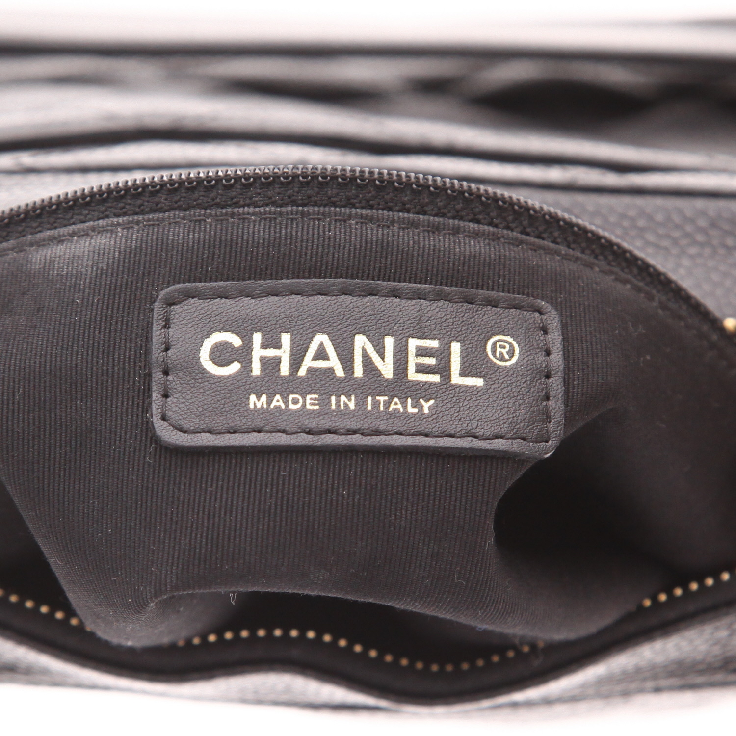 Chanel handbag in black quilted grained leather - Detail D2