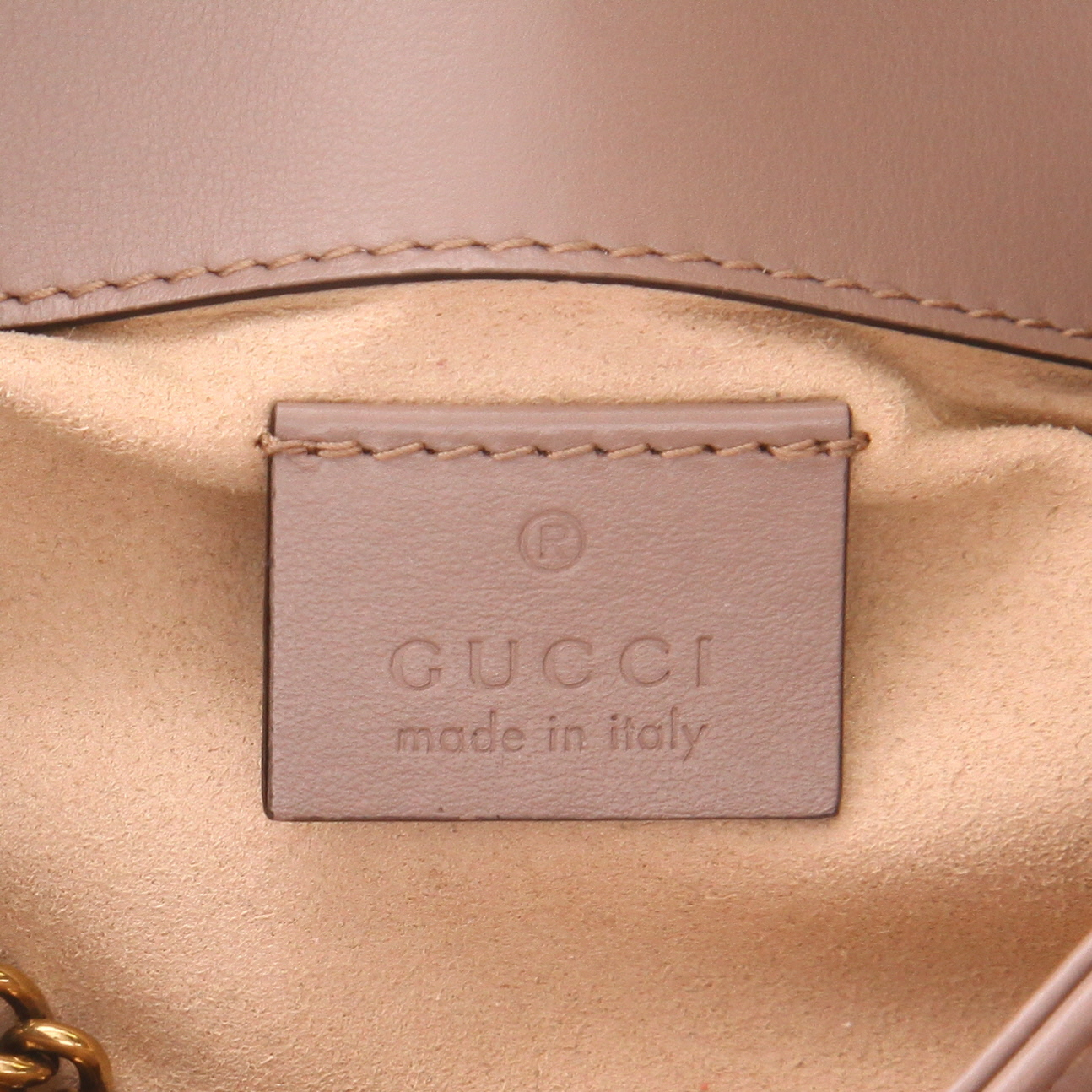 Bolso bandolera Gucci GG Marmont mini de piel acolchada en color rosa empolvado - Detail D2
