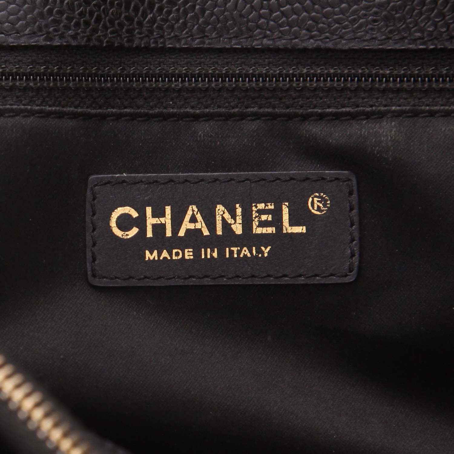 Chanel GST Shopping Tote Bag in Noir quilted grained leather - Detail D2