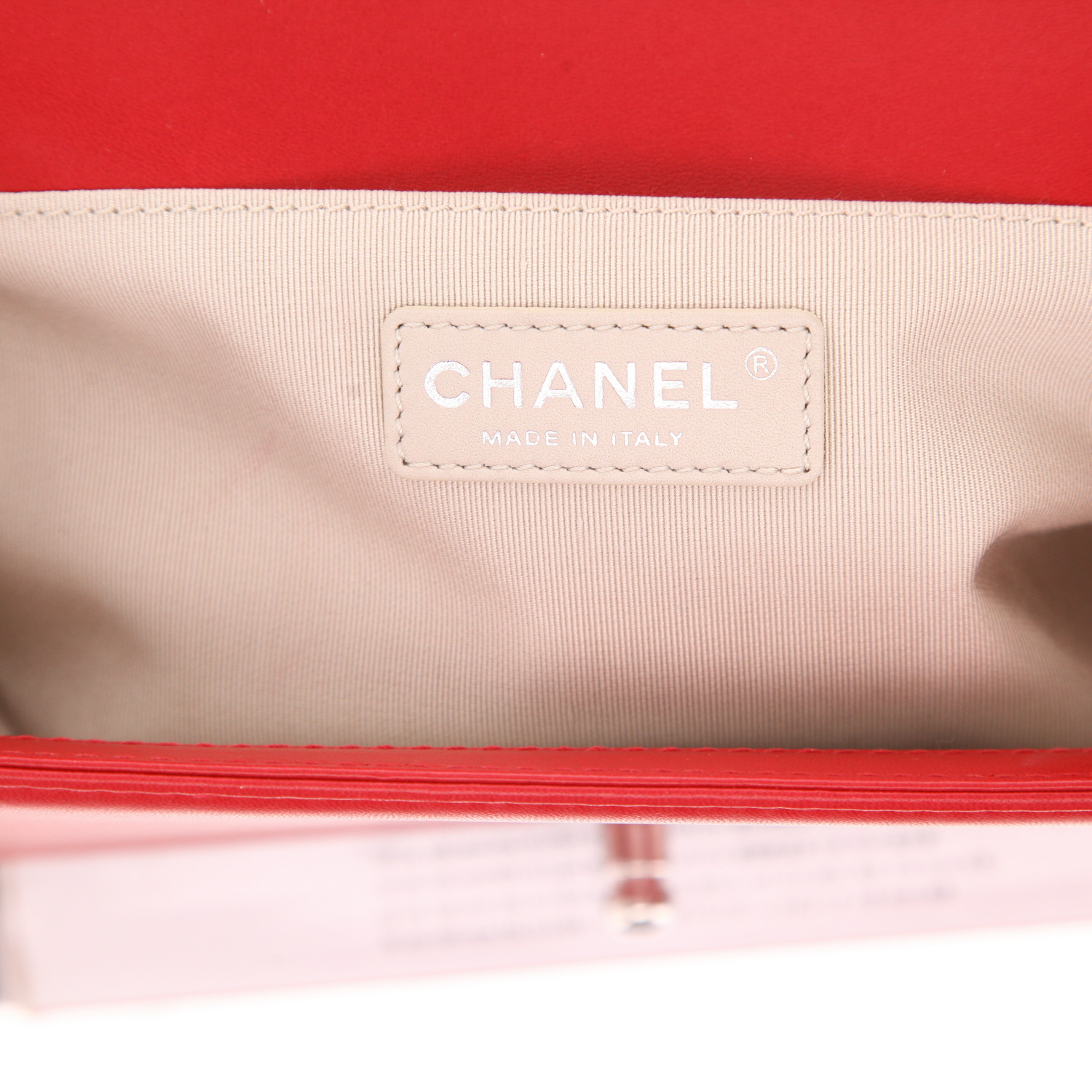 Bolso bandolera Chanel Boy de piel acolchada roja - Detail D2