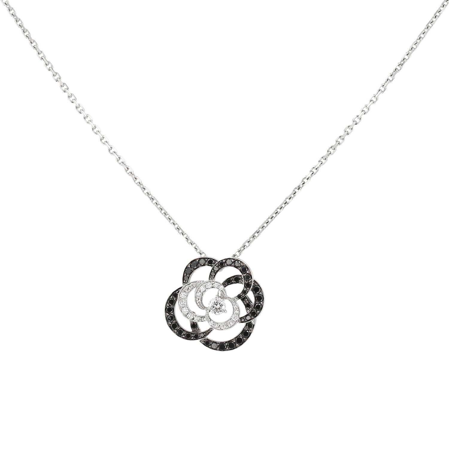 Collier Chanel Fil de Camélia petit modèle en or blanc et diamants