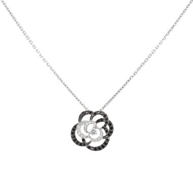 Collier Chanel Fil de Camélia petit modèle en or blanc et diamants