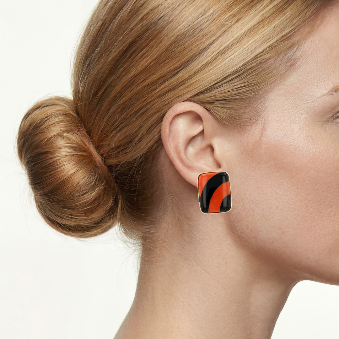 A pair of vintage 1960s ear clips in yellow gold, Corail and onyx